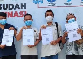 Ketua PWI Kabupaten Tangerang, Sangki Wahyudin Bersama anggota usai dilakukan vaksinasi dosis ketiga.