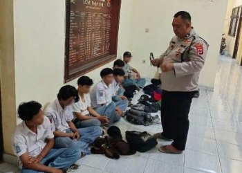 Delapan orang siswa yang diamankan polisi karena membawa senjata tajam.