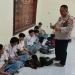 Delapan orang siswa yang diamankan polisi karena membawa senjata tajam.