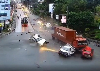 tangkapan layar rekaman kecelakaan truk tabrak kendaraan di Balikpapan / ISTIMEWA