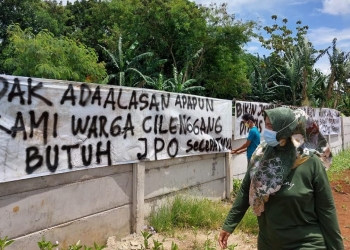 Warga Cilenggang memasang spanduk untuk dibuatkan JPO Tol Serpong-Balaraja.