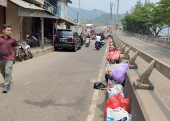 Tumpukan sampah di sepanjang flyover Merak beberapa waktu lalu. LUKMAN HAPIDIN/BANTEN POS