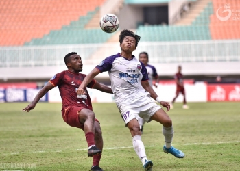 Pemain bertahan Persita Tangerang, Edo Febriansyah bertarung dengan penyerang Borneo FC saat putaran pertama BRI Liga 1 2021/2022, Oktober 2021 lalu.