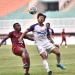 Pemain bertahan Persita Tangerang, Edo Febriansyah bertarung dengan penyerang Borneo FC saat putaran pertama BRI Liga 1 2021/2022, Oktober 2021 lalu.