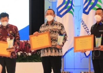 Walikota Cilegon, Helldy Agustian saat menerima penghargaan atas capaian investasi di Kota Cilegon.