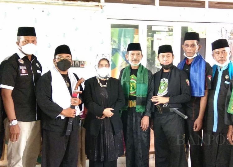 Lestarikan Nilai Kebudayaan, Dindikbud bersama Paguyuban Peguron Serang Kunjungi Kampung Budaya Silat Beksi