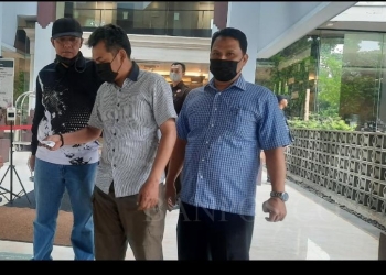 HH (tengah dengan kemeja putih), saat ditangkap oleh Penyidik Kejati Banten di Hotel Santika Jakarta Timur. (Dok. Kejati Banten)