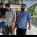 HH (tengah dengan kemeja putih), saat ditangkap oleh Penyidik Kejati Banten di Hotel Santika Jakarta Timur. (Dok. Kejati Banten)