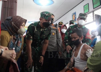 Bupati Pandeglang, Irna Narulita saat monitoring vaksinasi anak.