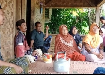 Para KPM Jamsosratu di Kampung Sempureun Desa Tanjungsari, Maja yang mengadu kepada aktivis LBR soal dana bantuan yang turun via ATM. Rabu (16/02)