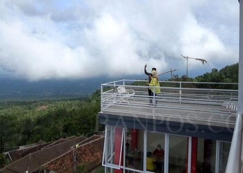Para pengunjung D’Ald Coffee saat menikmati keindahan alam di atas Gunung Karang.
