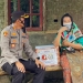 Kapolres Pandeglang, AKBP Belny Warlansyah saat menyerahkan bantuan paket sembako kepada warga Desa