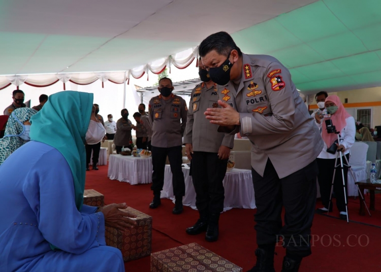 Kapolda Dampingi Kalemdiklat Tinjau Vaksinasi