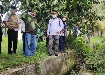 Anggota Komisi II DPRD Muhammad Ibrohim Aswadi, Kepala BPBD, Kabid SDA DPUTR Kota Cilegon, Lurah Citangkil saat sidak melihat tersumbatnya saluran air bersama manajemen PT. KWT, Rabu (16/2). LUKMAN HAPIDIN/BANTEN POS