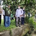 Anggota Komisi II DPRD Muhammad Ibrohim Aswadi, Kepala BPBD, Kabid SDA DPUTR Kota Cilegon, Lurah Citangkil saat sidak melihat tersumbatnya saluran air bersama manajemen PT. KWT, Rabu (16/2). LUKMAN HAPIDIN/BANTEN POS