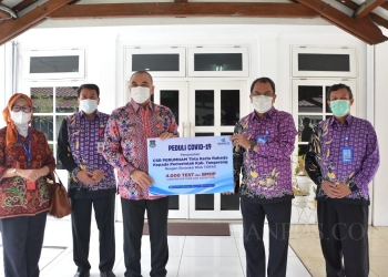 Bupati Tangerang Ahmed Zaki Iskandar secara simbolis menerima bantuan 4.000 reagen PCR dari Perumdam TKR di Pendopo Bupati Tangerang, Kota Tangerang, Kamis (24/2).