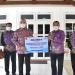 Bupati Tangerang Ahmed Zaki Iskandar secara simbolis menerima bantuan 4.000 reagen PCR dari Perumdam TKR di Pendopo Bupati Tangerang, Kota Tangerang, Kamis (24/2).