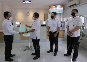 Walikota Tangerang "Arief R, Wismansyah" menerima secara langsung sertiFikat aset secara simbolis / ISTIMEWA