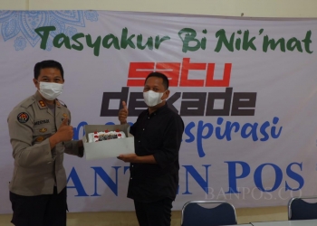 Kasubbid Penmas AKBP Meryadi (kiri), saat memberikan suprise ( berupa kue) ke BANTEN POS, yang diterima langsung Pimpinan Perusahaan Banten Pos, Saefudin, dikantor Media Cetak Banten Pos, Rabu (9/2/2022). DZIKI OKTOMAULIYADI / BANTEN POS