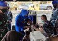 Danlanal Banten Kolonel Laut (P) Budi Iryanto saat meninjau vaksinasi anak di atas KAL Anyer bersama sang istri, Kamis (3/2). LUKMAN HAPIDIN/BANTEN POS