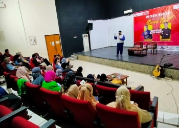 PIC Safety Riding PT. Mitra Sendang Kemakmuran, Pampam (depan) saat memberikan Edukasi Safety Riding kepada peserta yang hadir / ISTIMEWA