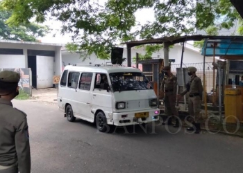 Satpol PP dan Dishub Tangsel melakukan penertiban angkutan umum yang ngetam sembarangan di BTC , Selasa (15/2). ISTIMEWA