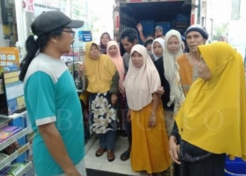 Tampak Ibu-ibu tengah memadati sebuah waralaba di Malingping untuk mendapatkan Minyak Goreng kemasan 14 Ribu. Sabtu (5/2).