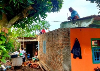 Atap rumah warga di Lingkungan Cikuasa  Kelurahan Gerem Kecamatan Grogol porak roboh diterjang angin kencang. ISTIMEWA
