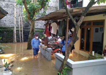 Lurah Cirendeu saat meninjau lokasi banjir di wilayahnya. ISTIMEWA