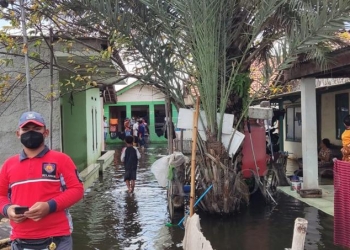 Kampung Gaga, Desa Tanjung Pasir, Kecamatan Teluknaga yang terendam banjir, Senin (14/2). ALFIAN HERIANTO