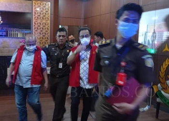 Ketiga mantan direktur BJB Syariah pusat, yang ditetapkan tersangka oleh Kejati Banten digiring ke mobil tahanan, Kamis (17/2).