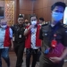 Ketiga mantan direktur BJB Syariah pusat, yang ditetapkan tersangka oleh Kejati Banten digiring ke mobil tahanan, Kamis (17/2).