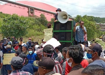 Massa melakukan aksi demo di depan area pabrik semen merah putih PT. Cemindo Gemilang.
