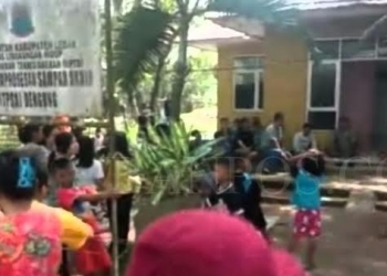 Warga Kampung Dengung saat melakukan penolakan pembuangan kotoran ayam karena tidak ada sosialisasi sebelumnya.