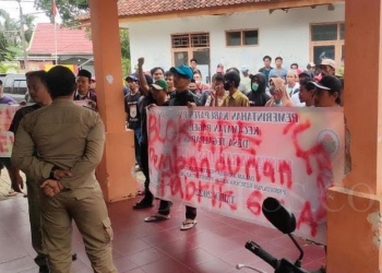 Warga Desa Tegalpapak saat melakukan aksi unjuk rasa.