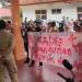 Warga Desa Tegalpapak saat melakukan aksi unjuk rasa.