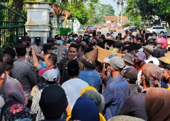 Suasana aksi, saat warga menyampaikan aspirasi dan tuntutan kepada pemerintah daerah.
