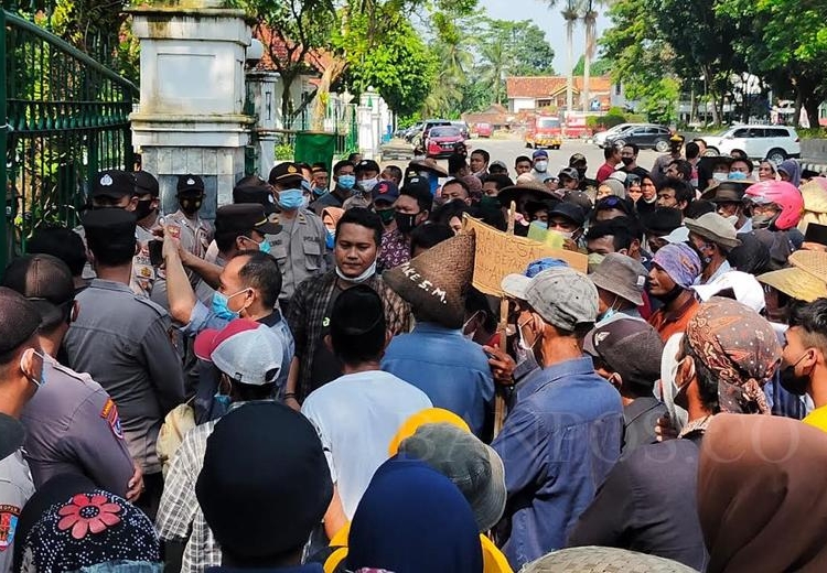 Warga Mekarjaya Tuntut Cabut Izin Tambang Pasir
