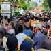 Suasana aksi, saat warga menyampaikan aspirasi dan tuntutan kepada pemerintah daerah.