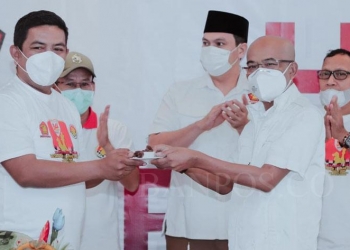 Ketua DPD Gerindra Banten, Desmond J Mahesa memberikan kue ukang tahun HUT Gerindra yang ke kepada Sekretaris DPD Gerindra Banten, Andra Soni. Pada ulang tahun partai besutan Prabowo Subiyanto tersebut, Desmond yang juga Anggota DPR RI berpesan kepada kadernya agar mengintropeksi apa yang belum dilakukan untuk masyarakat.