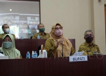 Bupati Pandeglang, Irna Narulita saat mengikuti Rakor.