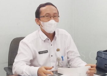 Sekretaris Disdukcapil Kabupaten Serang, Jajang Kusmara, saat ditemuinya di ruang kerjanya, Rabu (16/2).