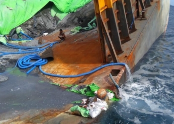 Kondisi kapal tongkang yang terbelah sedang dilakukan perbaikan.