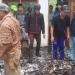 Tampak warga dan aparat desa Cimandiri tengah membersihkan serpihan rumah yang terbakar akibat korsleting listrik. Senin (14/02)