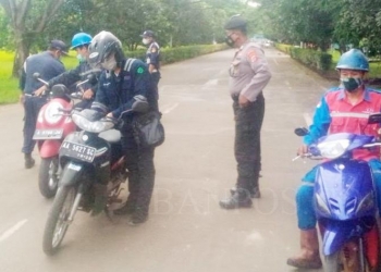 Dalam rangka menciptakan situasi aman dan nyaman, khususnya pada objek vital nasional. Personel Ditpamobvit Polda Banten, lakukan pengamanan di kawasan PLTU Banten 2 Labuan, di Jalan Laba – Panimbang, Desa Sukamaju, Kecamatan Labuan, Kabupaten Pandeglang. (ISTIMEWA)