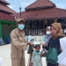 Petugas dari BPBD Kota Serang saat tengah membagikan masker kepada pengunjung kawasan Masjid Agung Banten Lama.
