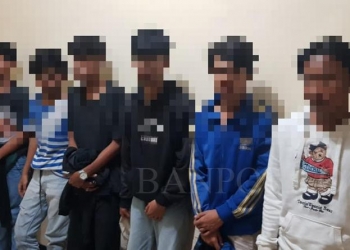 Sejumlah remaja yang diamankan karena membawa senjata tajam.