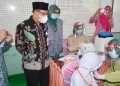 Pj Sekda Kabupaten Pandeglang, Taufik Hidayat saat meninjau pelaksanaan vaksinasi anak usia 6-11 tahun.