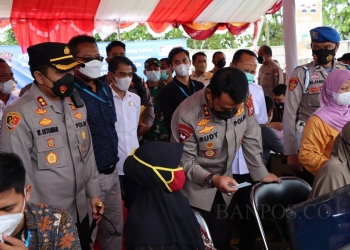 Kapolres Lebak AKBP Wiwin Setiawan mendampingi Kapolda Banten Irjen Pol Prof Rudy Heryanto meninjau pelaksanaan percepatan vaksinasi Covid-19 di PT Indomarco Prismatama Cabang Lebak, Jl Raya Raya Rangkasbitung- Pandeglang KM 10 Kecamatan Warunggunung, (24/02).