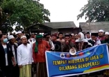Tampak sejumlah tokoh agama dan warga masyarakat turun bersama-sama mengawal aparat menertibkan Warem dan tempat hiburan liar di kawasan Pulomanuk dan Cipanengah Desa Darmasari, Bayah, Kamis (3/2)